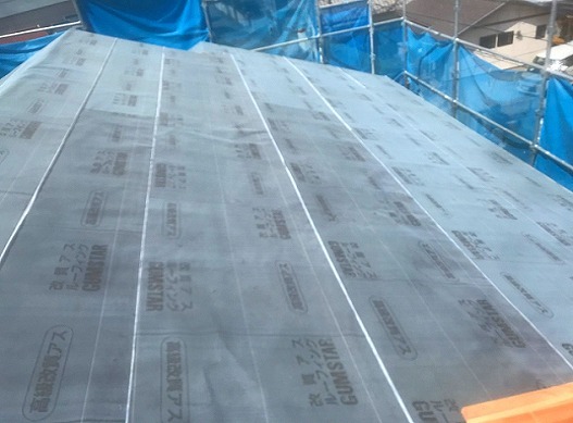 加古川市の葺き替え工事における防水シートの敷設